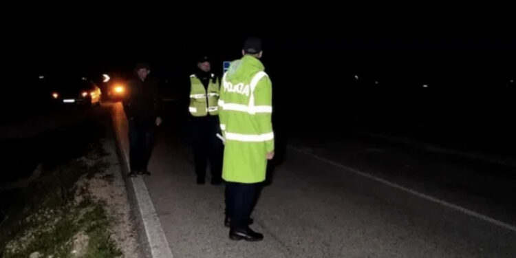 Aksident i rëndë në aksin Lushnjë-Berat! Makina përfundon në kanal