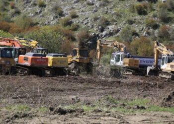 FOTO/ Marrëveshja e emigrantëve/ Nisin ndërtimet për ndërtimin e kampit në Gjadër 