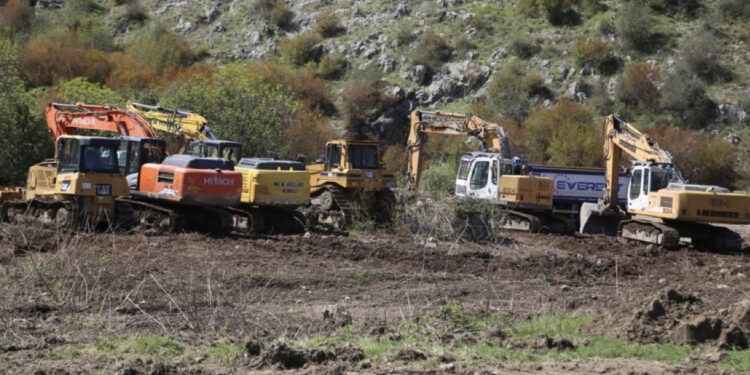 FOTO/ Marrëveshja e emigrantëve/ Nisin ndërtimet për ndërtimin e kampit në Gjadër