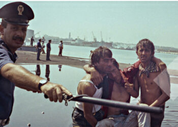 FOTO/ “Ishin të dërrmuar! U goditën me shkopinj gome!”, Gazetari italian rrëfen zbarkimin e 20 mijë shqiptarëve të anijes “Vlora” në Bari më ‘91