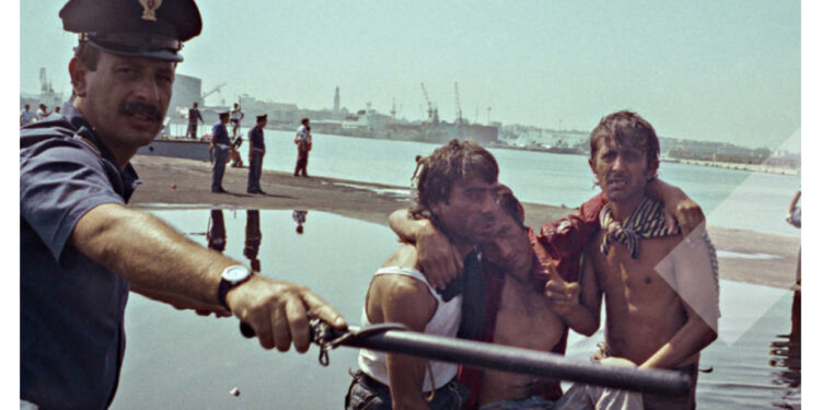 FOTO/ “Ishin të dërrmuar! U goditën me shkopinj gome!”, Gazetari italian rrëfen zbarkimin e 20 mijë shqiptarëve të anijes “Vlora” në Bari më ‘91