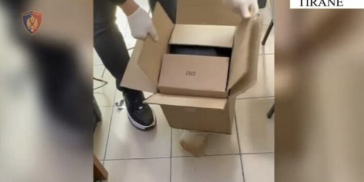 Drogë nga SHBA drejt Tiranës me postë, 1 në pranga, 1 në kërkim