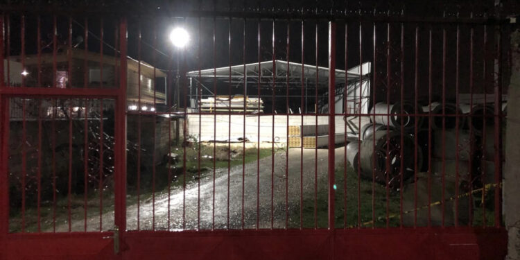 A ka ende rrezik pas shpërthimit? OSHEE shkëput energjinë elektrike në disa zona të Lushnjës për arsye sigurie