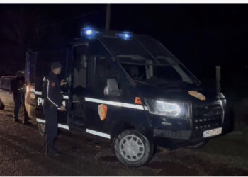 Zbardhet dinamika e plagosjes në Shkodër/ Autorët gjuajtën me kallashnikov drejt mjetit me 3 persona, makina mori flakë nga plumbat