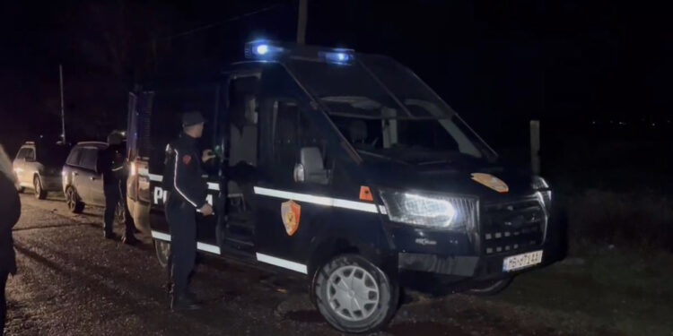 Zbardhet dinamika e plagosjes në Shkodër/ Autorët gjuajtën me kallashnikov drejt mjetit me 3 persona, makina mori flakë nga plumbat