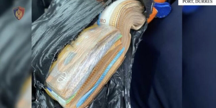 Zbulohen 53 mijë euro të fshehura në doganë. Ja si i kishte fshehur