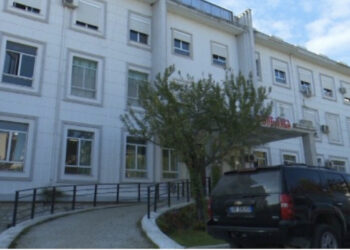 Debatuan pranë shkollës në Gjirokastër, 13-vjeçarja plagos me thikë të riun