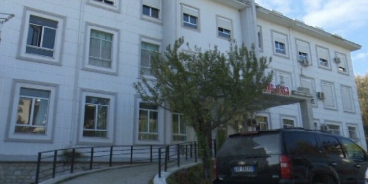 Debatuan pranë shkollës në Gjirokastër, 13-vjeçarja plagos me thikë të riun