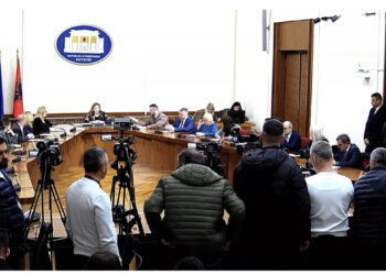 LIVE-‘Je në konflikt interesi’! Sherr në komision: Pusho! Na e solle në majë të hundës