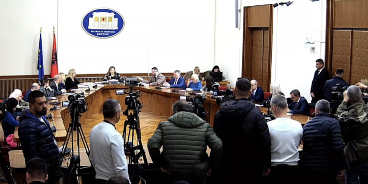 LIVE-‘Je në konflikt interesi’! Sherr në komision: Pusho! Na e solle në majë të hundës
