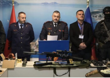 VIDEO/ Armët e gjetura në Vlorë, policia: I arrestuari pjesë e një grupi kriminal