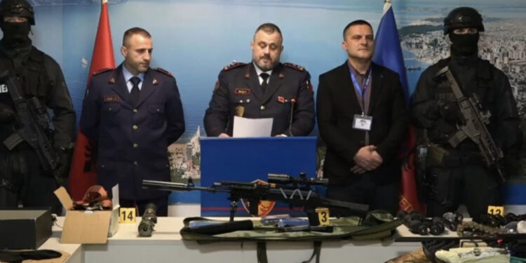 VIDEO/ Armët e gjetura në Vlorë, policia: I arrestuari pjesë e një grupi kriminal