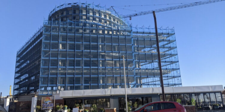 BIRN: Drejtori i arrestuar i Bashkisë mori status special për hotel me 5 yje në Durrës