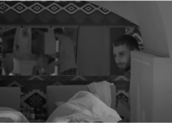 “Çfarë s’do të bëja të të puthja njëherë”, Ilnisa dhe Meritoni flenë në krevate të ndarë pas Zarfit të Kuq