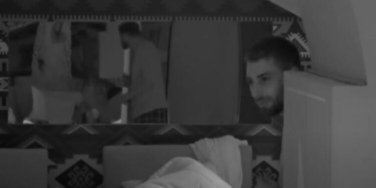 “Çfarë s’do të bëja të të puthja njëherë”, Ilnisa dhe Meritoni flenë në krevate të ndarë pas Zarfit të Kuq