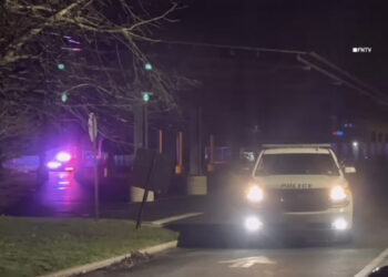 Djali brenda, babai lau makinën me benzinë dhe i vuri flakën