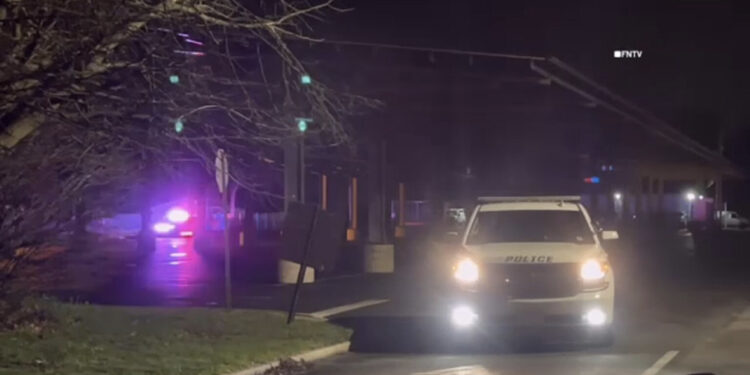 Djali brenda, babai lau makinën me benzinë dhe i vuri flakën