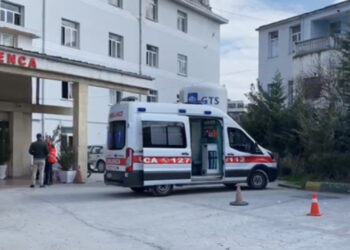 Tjetër aksident/ Dy makina përplasen në Fier, 60-vjeçari përfundon në spital