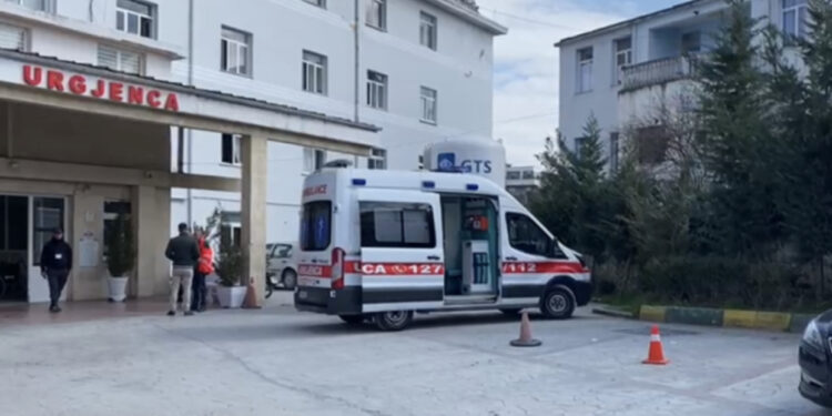 Tjetër aksident/ Dy makina përplasen në Fier, 60-vjeçari përfundon në spital