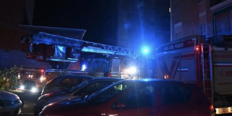 Tragjike në Itali/ Apartamenti përfshihet nga flakët, humb jetën nëna 32-vjeçare së bashku me tre fëmijët