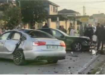 Aksident në Cërrik, dy makinat përplasen ‘kokë më kokë’, shkaku…