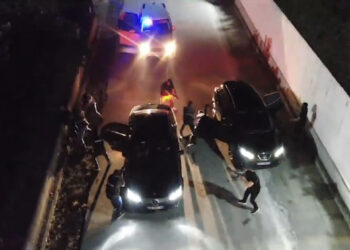 Plumba në Tiranë! Trafikantët tentojnë t’i shtypin, policët i qëllojnë, një i plagosur