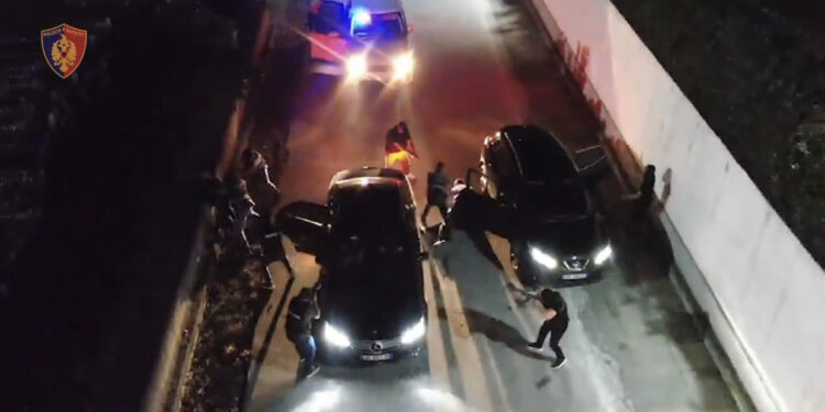 Plumba në Tiranë! Trafikantët tentojnë t’i shtypin, policët i qëllojnë, një i plagosur