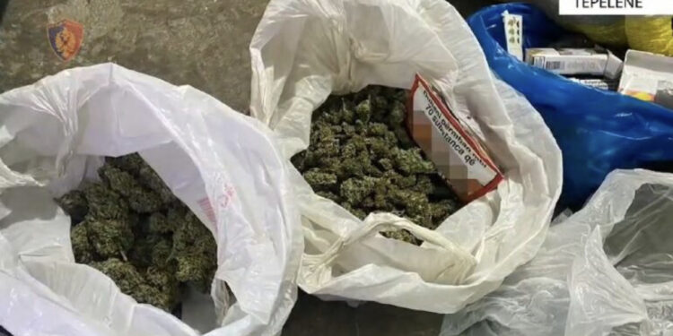 EMRI/ Ndahej drogë në lokalin në Tepelenë, në pranga pronari