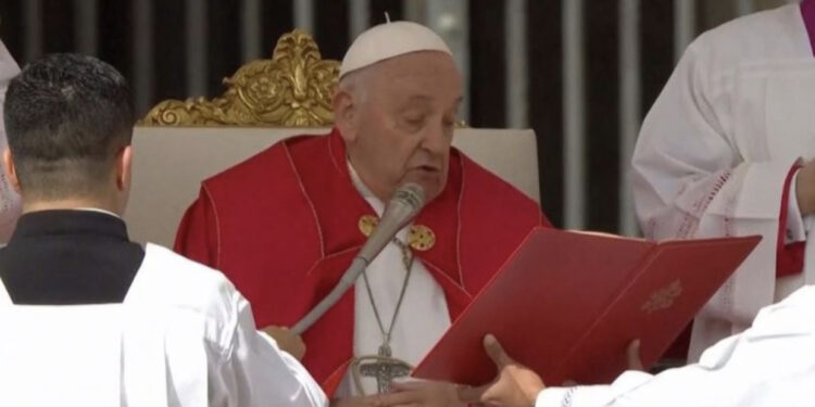 Papa nuk përfundon dot lutjen, besimtarët të shqetësuar