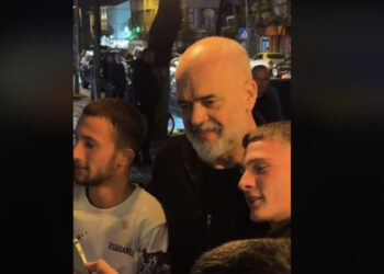 ‘Ku je o mbret’/ Të rinjtë i ‘zënë pritë’ Ramës në Shkodër, djali: Bëjmë foto, të zë ndonjë femër