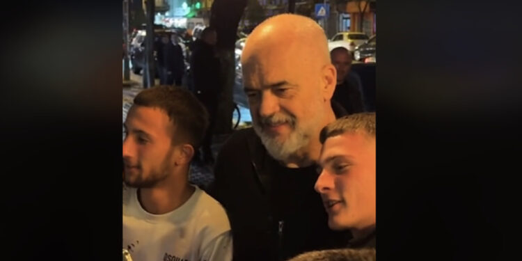 ‘Ku je o mbret’/ Të rinjtë i ‘zënë pritë’ Ramës në Shkodër, djali: Bëjmë foto, të zë ndonjë femër