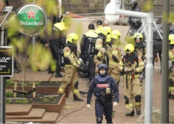 Mbahen peng disa persona në një lokal në Holandë, autori ka armë dhe eksplozivë me vete