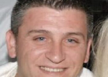 Emri+Foto/ U kap duke transportuar mbi 100 kg drogë me automjetin e policisë së bashku efektivin, ky është shqiptari i arrestuar në Greqi