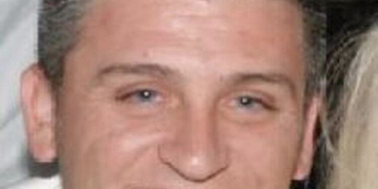 Emri+Foto/ U kap duke transportuar mbi 100 kg drogë me automjetin e policisë së bashku efektivin, ky është shqiptari i arrestuar në Greqi