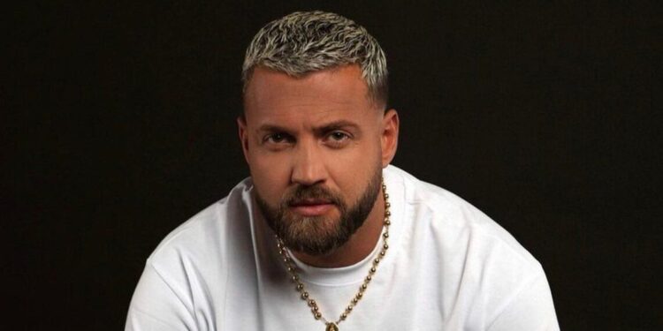 FOTO/ Luiz Ejlli bën ndryshimin drastik në pamje, ja çfarë ngjyre i ka lyer flokët