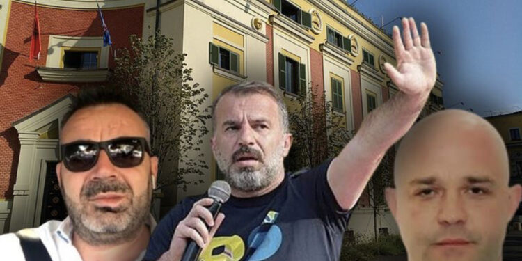 Djali brenda, babai lau makinën me benzinë dhe i vuri flakën