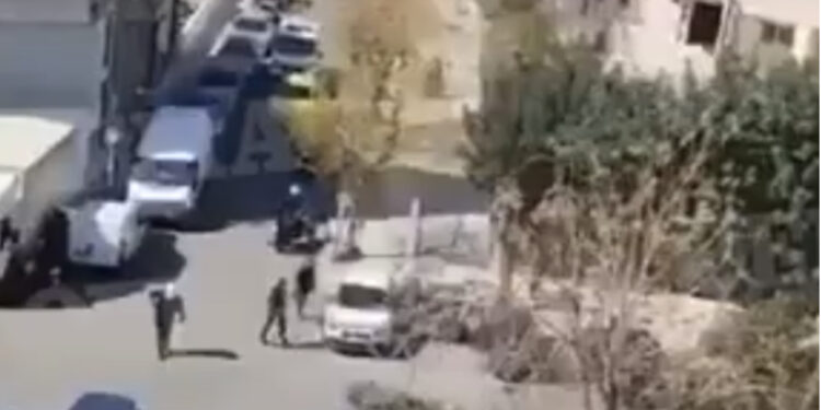 VIDEO/ Ndjekje si në filma! 30-vjeçari shqiptar “zbor” policisë greke, efektivët i qëllojnë gomat, ai i përplas
