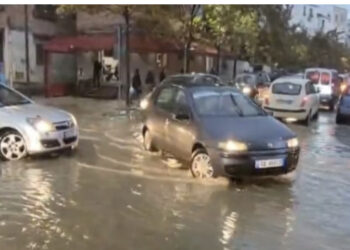 Shiu bllokon Durrësin, përmbyten rrugët, shtyhet ndeshja