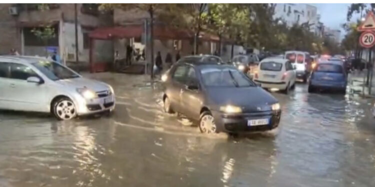 Shiu bllokon Durrësin, përmbyten rrugët, shtyhet ndeshja