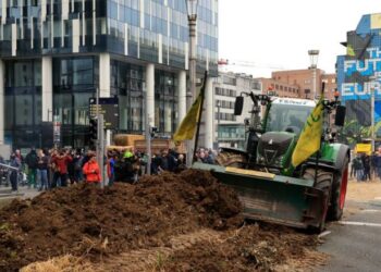 Pamjet e kaosit në Bruksel – fermerët hedhin pleh organik në rrugë, policia iu përgjigj me topa uji