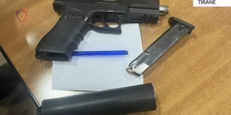 Transportuan armë dhe municion në Tiranë, në pranga dy 19-vjçar nga Kosova