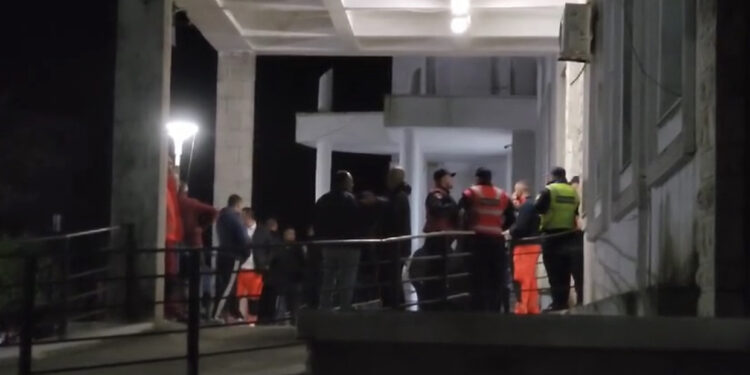 EMRAT/ Aksidenti me 4 viktima, 2 të plagosurit mbërrijnë në Tiranë