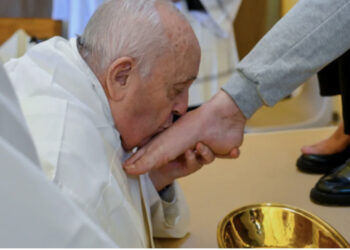 Papa Françesku thyen traditën, lan dhe puth këmbët e grave të burgosura në Romë
