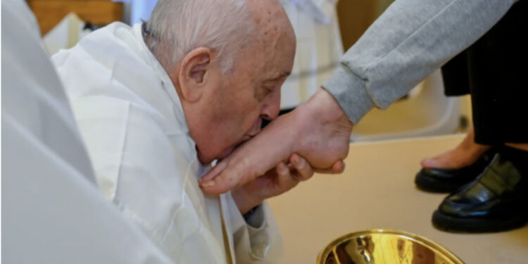 Papa Françesku thyen traditën, lan dhe puth këmbët e grave të burgosura në Romë