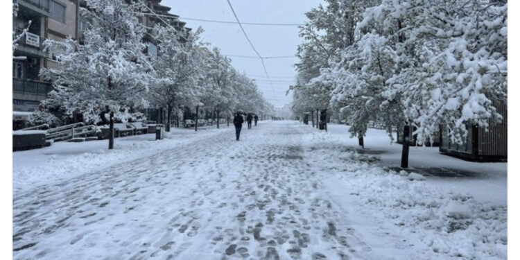 Bëhuni gati! Marsi rikthen borën dhe dimrin, meteorologja: Temperaturat do ulen