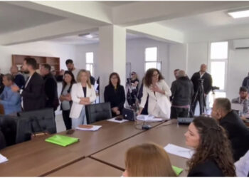 Po zgjidhet kryetari i ri/ Nxehen gjakrat në Himarë, banorët futen në sallë: Tavo jashtë!