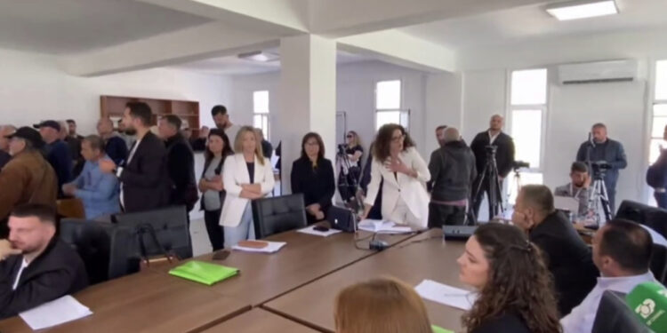 Po zgjidhet kryetari i ri/ Nxehen gjakrat në Himarë, banorët futen në sallë: Tavo jashtë!