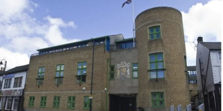 EMRI/ Hajduti shqiptar në Angli tenton të arratiset jashtë vendit, kapet në aeroportin e Luton