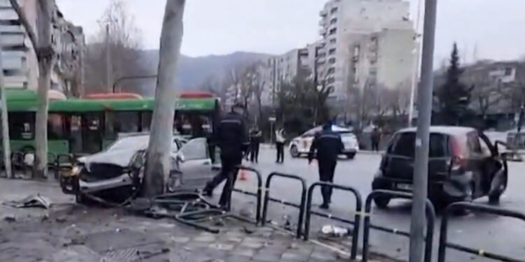 Makinat bëhen ‘copë- copë’ në Tiranë