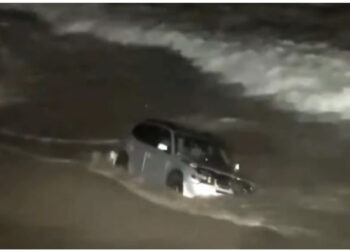 Policia i ishte vënë nga pas, shoferja arratiset në det, me makinë…